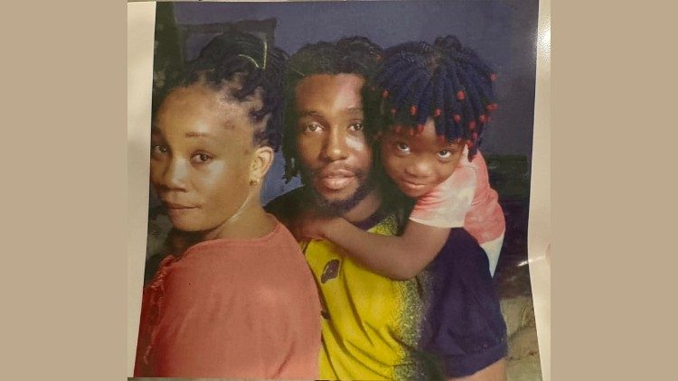 La foto della sua famiglia donata da Pato al Papa: a sinistra la moglie Matyla e in braccio al padre Maria, 6 anni, morta con la madre nel deserto tra Tunisia e Libia