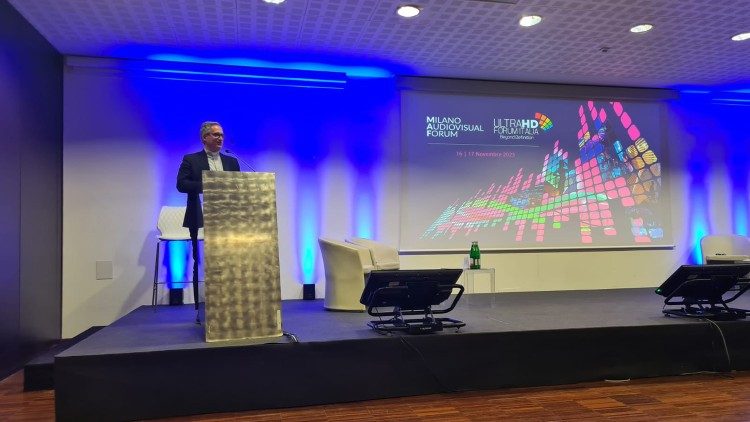 Monsignor Dario Edoardo Viganò alla conferenza annuale dellAssociazione HD Forum Italia a Milano