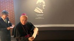 Seul.-Mons.-PeNa-Parra-allInaugurazione-della-Mostra-Museale-nel-Santuario-dei-Martiri-S.jpg