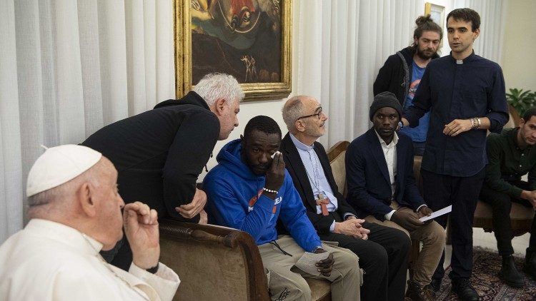 A Casa Santa Marta, la commozione di Pato davanti al Papa, accanto a lui il cardinale Czerny e a destra don Mattia Ferrari