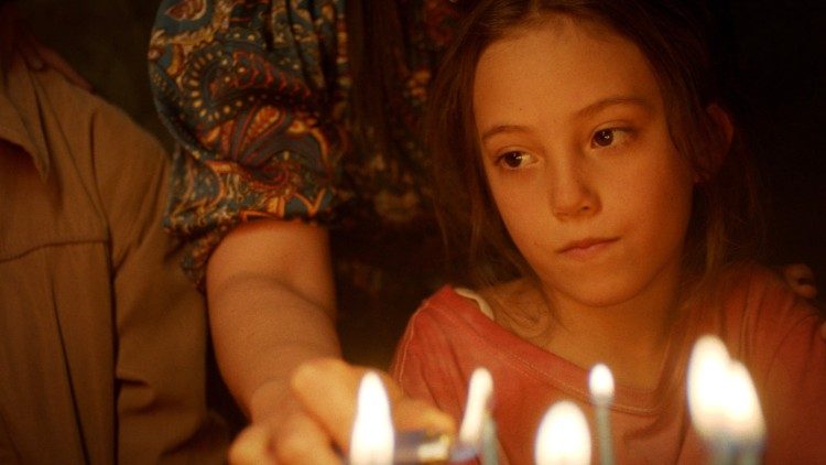 La piccola protagonista del lungometraggio "Totem-Il mio sole" premiato al Tertio Millennio Film Fest 2023, in una scena dell'opera della regista messicana Lila Avils 