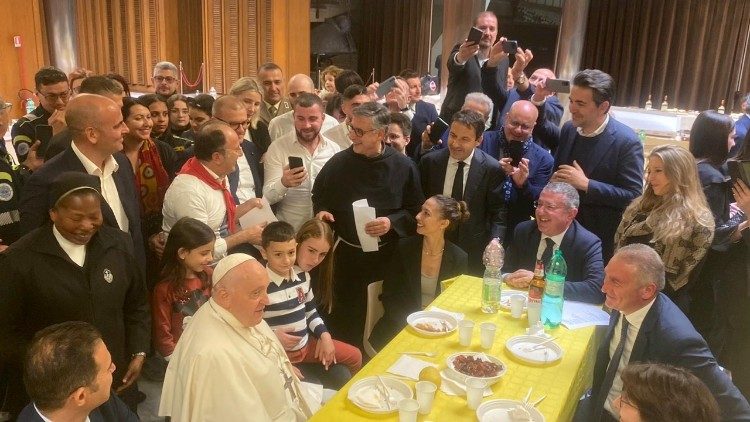 Francesco cena con i volontari dellevento I bambini incontrano il Papa