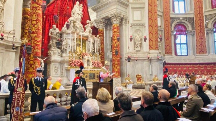 Venezia, il patriarca di Venezia mons. Moraglia alla Messa per la Madonna della Salute