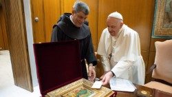 Francesco-con-padre-Ibrahim-Faltas-1AEM.jpg