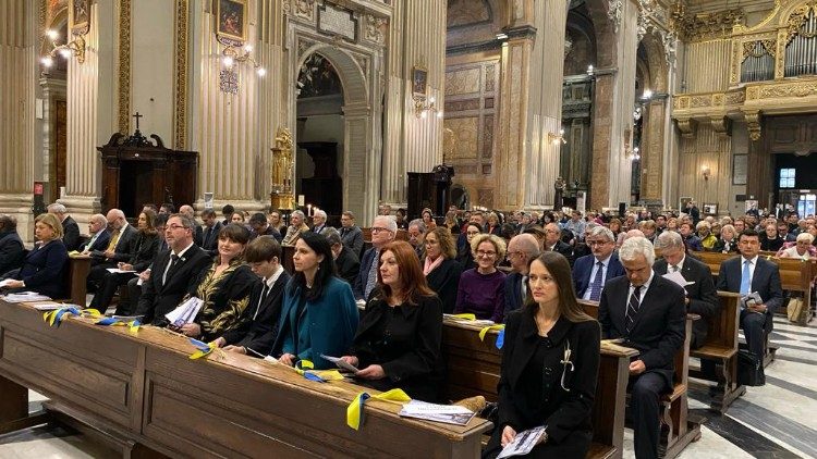 I partecipanti alla Messa di commemorazione