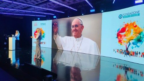 Il Papa: comunicare è coinvolgere con intelligenza e amore per far crescere laltro
