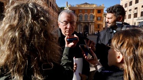 Parolin: insistere sulla educazione per evitare atti tragici di violenza sulle donne 