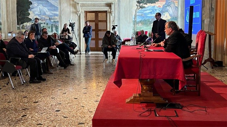 Monse?or Pompili en conferencia de prensa sobre la visita del Papa Francisco a Verona el prximo 18 de mayo