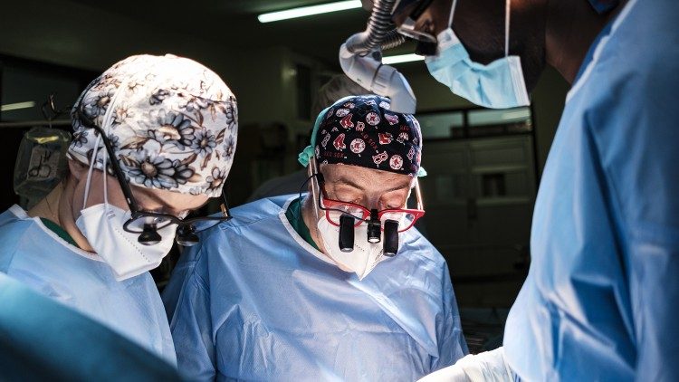 L'équipe medica di Mission Bambini durante un intervento