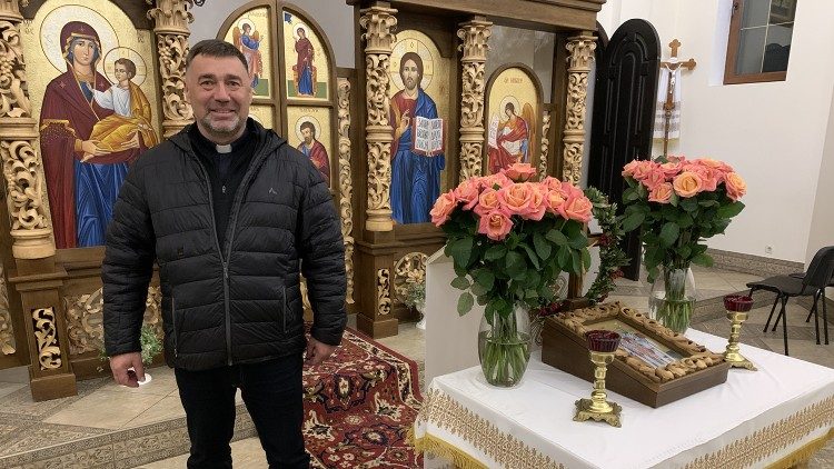Padre Oleh Panchinyak nella sua chiesa a Brovary