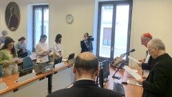Visita-Parolin-scuola-vaticana-biblioteconomia-benedizione-preghiera-2.jpeg