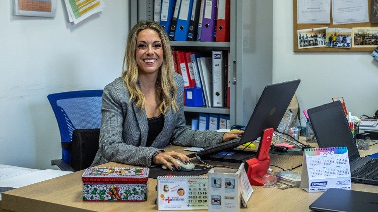 Lassistente sociale Araceli Navarro si avvale del meccanismo legale del Radicamento attraverso la formazione per aiutare i migranti che arrivano alla Fondazione ProLibertas. Lì ricevono una formazione lavorativa che consente loro di ottenere un permesso di soggiorno e, in seguito, un contratto di lavoro in Spagna. (Giovanni Culmone/Global Solidarity Fund)