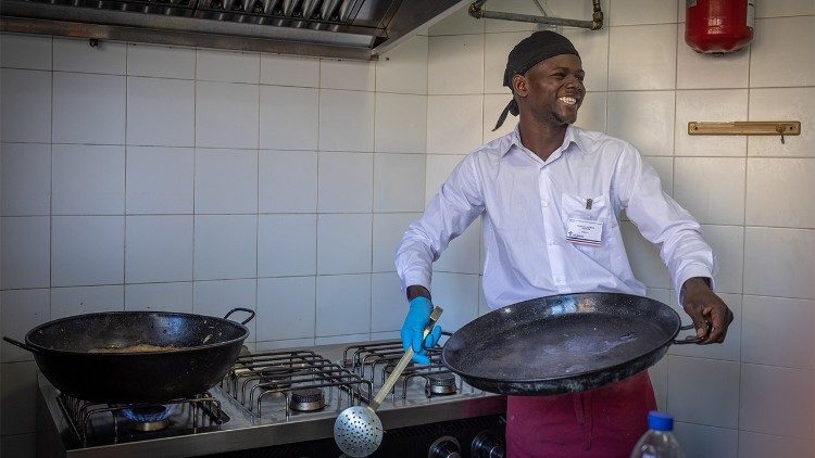 I corsi della Scuola di Formazione e Imprenditoria Alberghiera della Fondazione ProLibertas forniscono alle persone competenze non solo per il mondo del lavoro, ma anche a livello personale, emotivo e sociale. (Giovanni Culmone/Global Solidarity Fund)