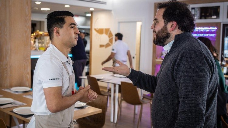 Il sacerdote trinitario Francisco Ferrer, Coordinatore della Delegazione della Fondazione Prolibertas Algeciras, dialoga con Abdelaziz Zeriouh, ex studente della Scuola di Formazione e Imprenditoria Alberghiera. (Giovanni Culmone/Global Solidarity Fund)