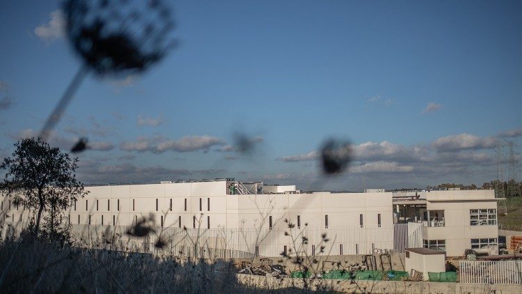 A pochi metri dal carcere di Botafuegos, ad Algeciras, si sta completando la costruzione del controverso nuovo Centro di Internamento per Stranieri, che può ospitare fino a 500 persone in attesa di essere espulse dalla Spagna. (Giovanni Culmone/Global Solidarity Fund)