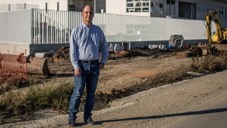 Jesús Mancilla, avvocato e volontario della fondazione Algeciras Acoge, afferma che i Centri di Internamento per Stranieri non devono avere un regime carcerario, ma in realtà funzionano come vere e proprie carceri per migranti alla ricerca di una vita migliore. (Giovanni Culmone/Global Solidarity Fund)