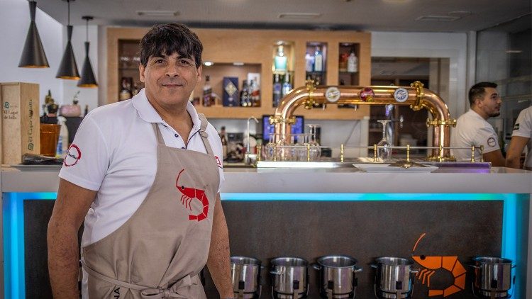 "L'importante è che vengano a lavorare. Io cerco di aiutare tutti, ma devono impegnarsi nel lavoro", afferma Juan Moreno, proprietario del ristorante "La Esquina". (Giovanni Culmone/Global Solidarity Fund)
