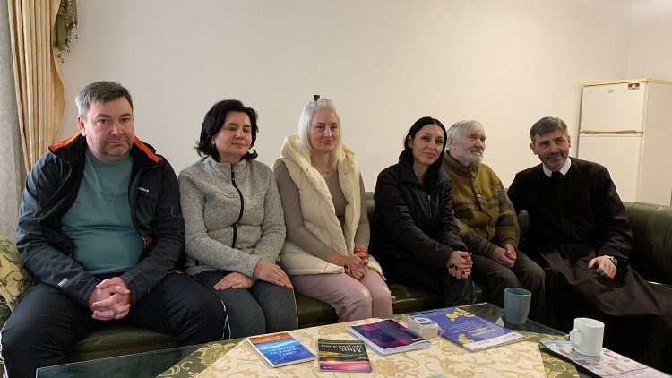 Andryi, sua moglie Tatiana, Yulia, Daria, Victor, e padre Francis