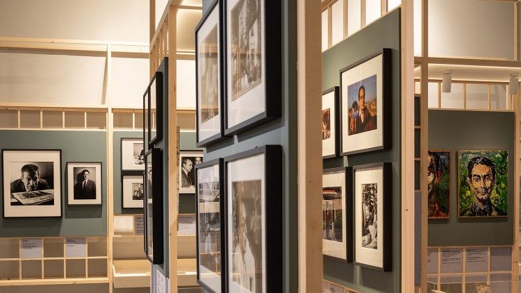 Sezione della mostra dedicata ai ritratti di calvino. Foto Alberto Novelli