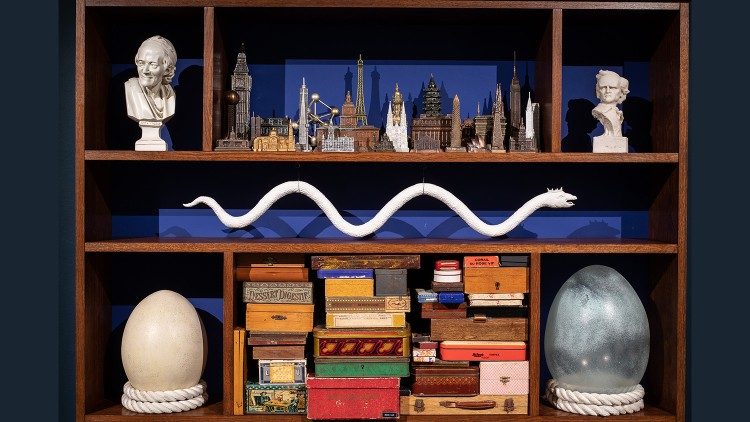 Mark Dion, Between Voltaire and Poe, 2016 Meuble en bois, boites à cigarettes, figurines, plastique, bocaux et bibelots Mark Dion & Galerie In Situ-fabienne leclerc, Grand Paris Photo: Rafaele Fanelli