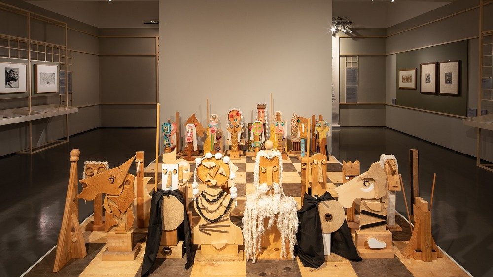 Enrico Baj, Il gioco degli scacchi, 1988, legno e materiali vari, 32 sculture + 32 tavolette, sculture di altezza variabile dai 60 ai 105 cm, tavolette cm 34 x 34, dimensioni complessive della scacchiera cm 272 x 272, Vergiate, Archivio Enrico Baj.. Foto Alberto Novelli