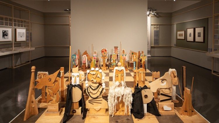 Mark Dion, Between Voltaire and Poe, 2016 Meuble en bois, boites à cigarettes, figurines, plastique, bocaux et bibelots Mark Dion & Galerie In Situ-fabienne leclerc, Grand Paris.  Foto di  Rafaele Fanelli