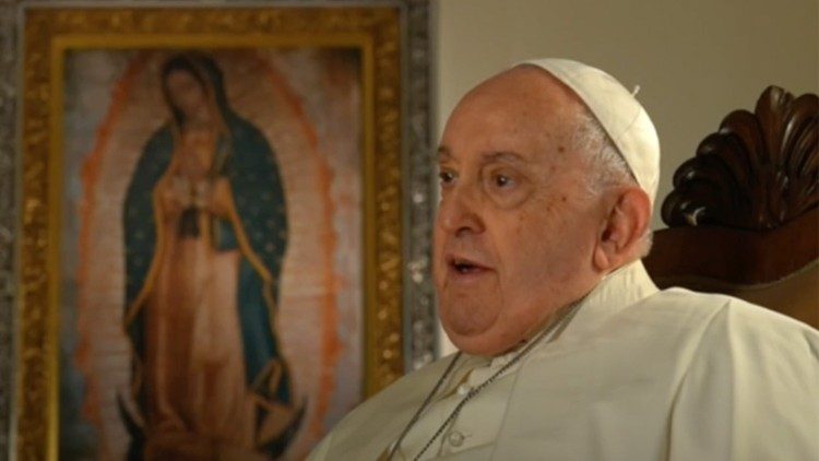 Papa Francesco durante l'intervista ad N+