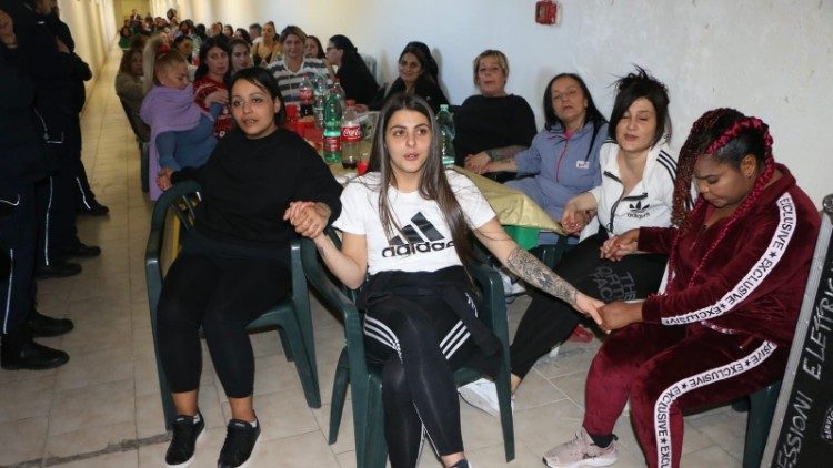 Le detenute si tengono per mano durante lo spettacolo