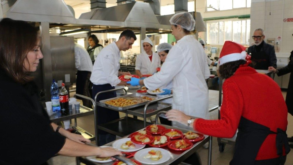 La cucina della sezione femminile del carcere romano di Rebibbia, dove hanno lavorato fianco a fianco la brigata dello chef Fulvio Pietrangelini e alcune detenute