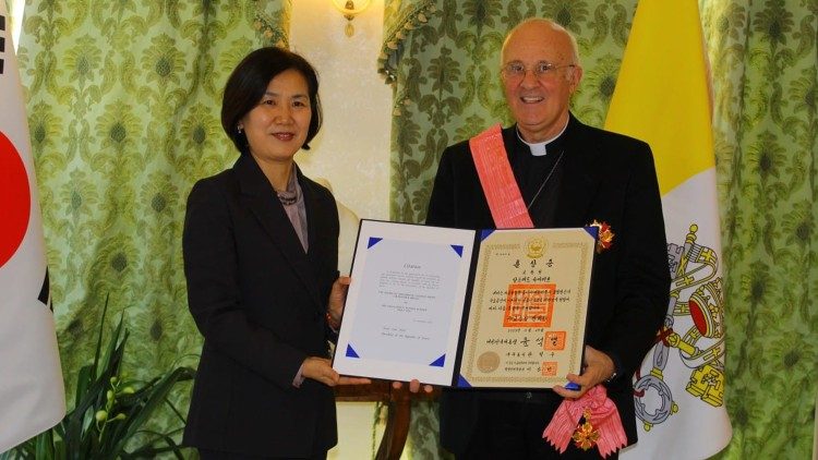 Archbishop Alfred Xuereb receives the Distinguished Diplomatic Service Medal 