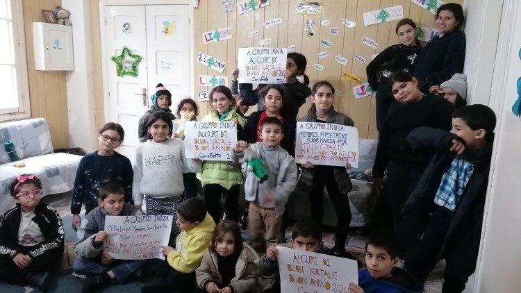 Libano, i bambini seguiti dalle suore della Carit di Santa Giovanna Antida grazie augurano buon Natale al Gruppo India