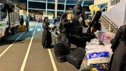 Le-suore-Oblate-di-San-Francesco-di-Sales-portano-generi-di-prima-necessita-nella-cittadi.jpg