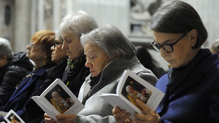 Fedeli alla Messa in ricordo del Papa emerito